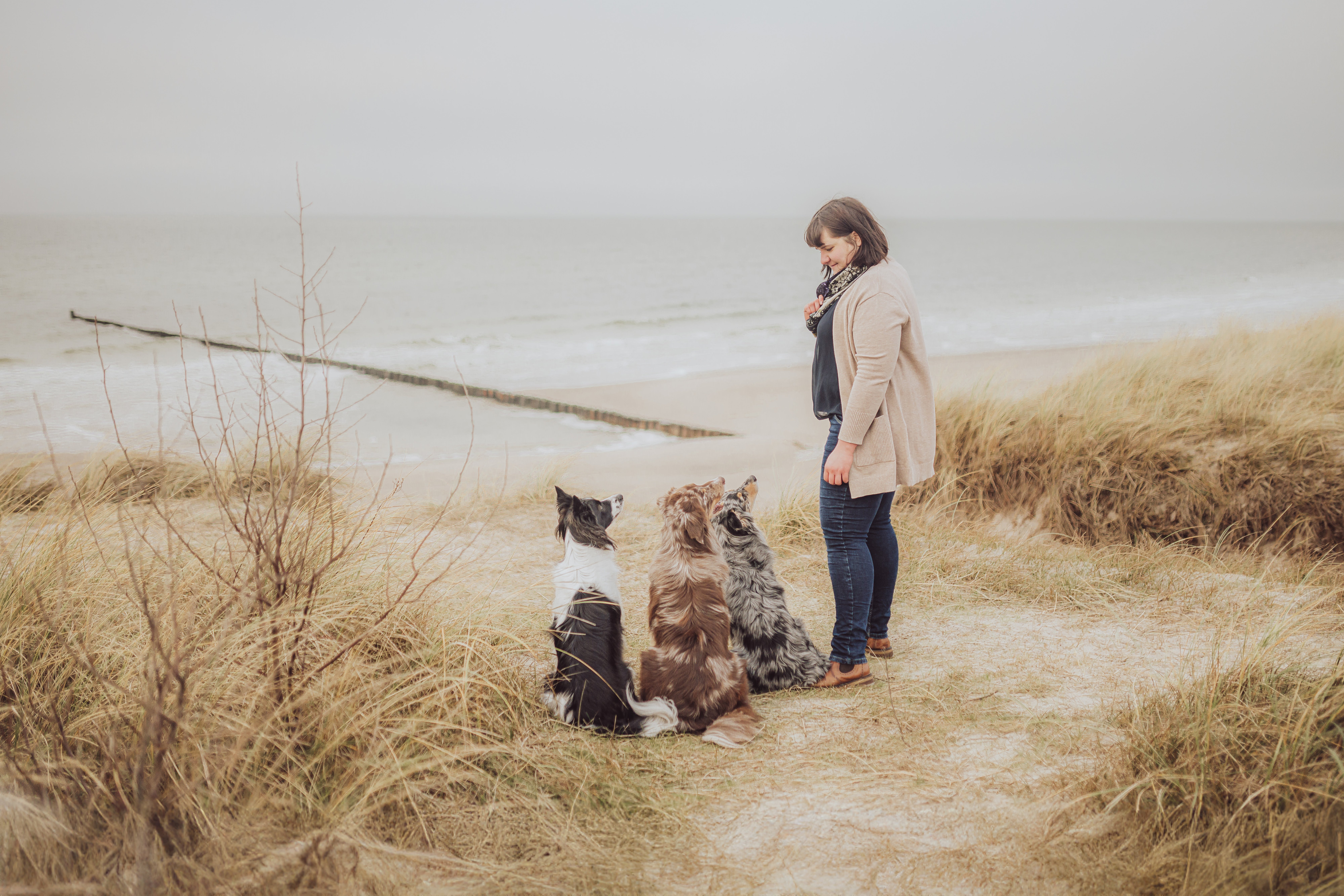 Katharina mit zwei Hunden an der Ostsee